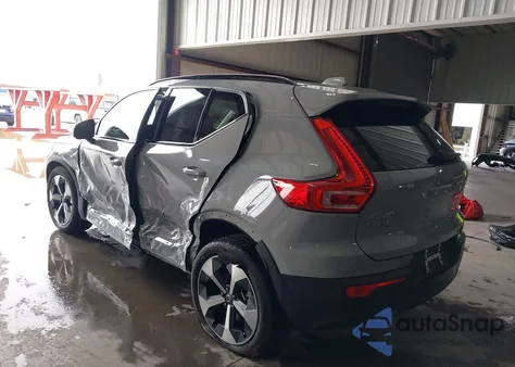 2025 Volvo Xc40 B5 Plus Dark Theme z USA, uszkodzony, nr VIN YV4L12UC7S2534997